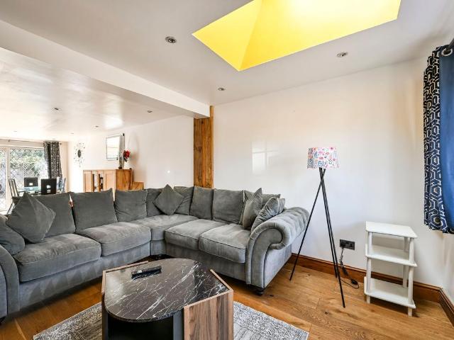 Buckingham Drive, Luton, Bedfordshire LU2, 3 bed detached house to rent, £1,950 pcm | PrimeLocation