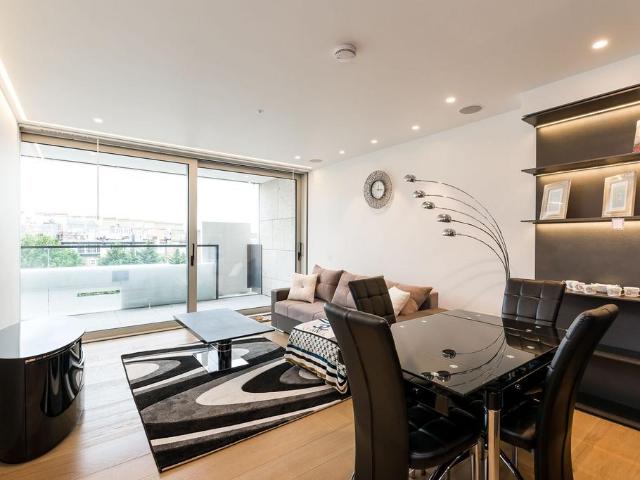 Buckingham Palace Road, Victoria. 3 bed flat to rent £7,999 pcm £1,846 pw