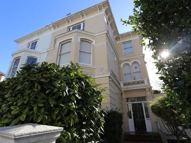 Buckingham Road, Brighton 1 bed flat to rent £1,550 pcm £358 pw