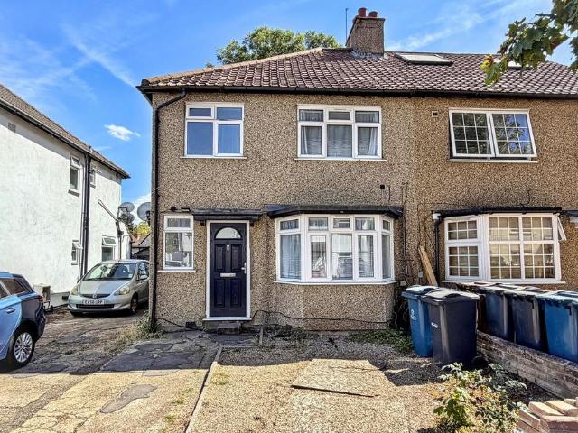 Buckingham Road, Edgware, HA8 4 bed semi detached house to rent £2,800 pcm £646 pw