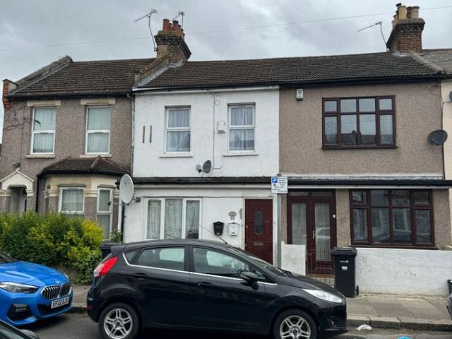 Buckingham Road, Ilford IG1, 2 bed flat to rent, £2,000 pcm | PrimeLocation