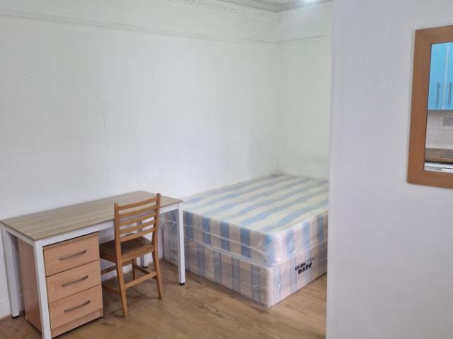Buckingham Road, London NW10, Studio to rent, £1,270 pcm | PrimeLocation