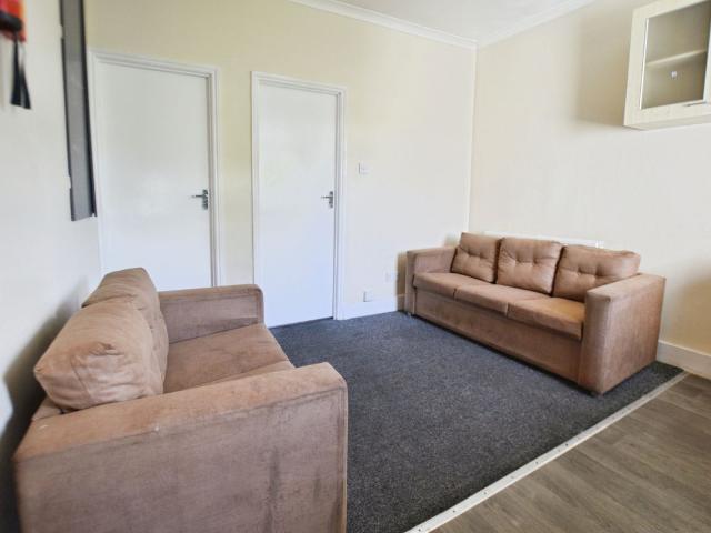 Buckingham Road, London IG1, 2 bed flat to rent, £1,650 pcm | PrimeLocation