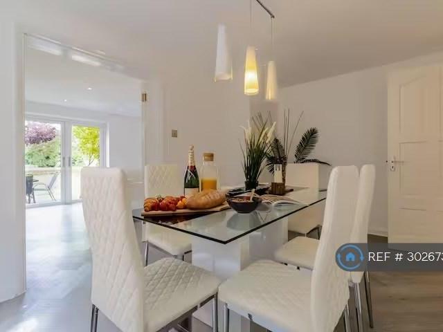 Buckingham Road, Milton Keynes, MK3 4 bed detached house to rent £3,300 pcm £762 pw