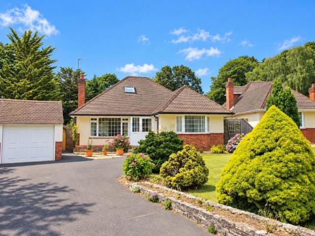 Buckland Grove, Highcliffe, Dorset. 3 bed detached bungalow to rent £2,195 pcm £507 pw