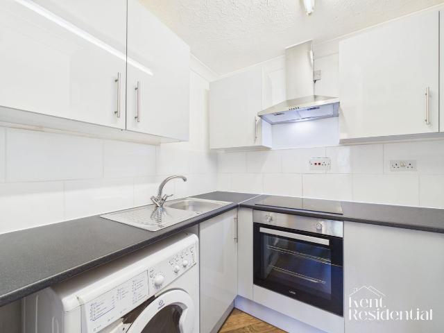 Buckland Hill, Lesley Place ME16, 1 bed flat to rent, £900 pcm | PrimeLocation
