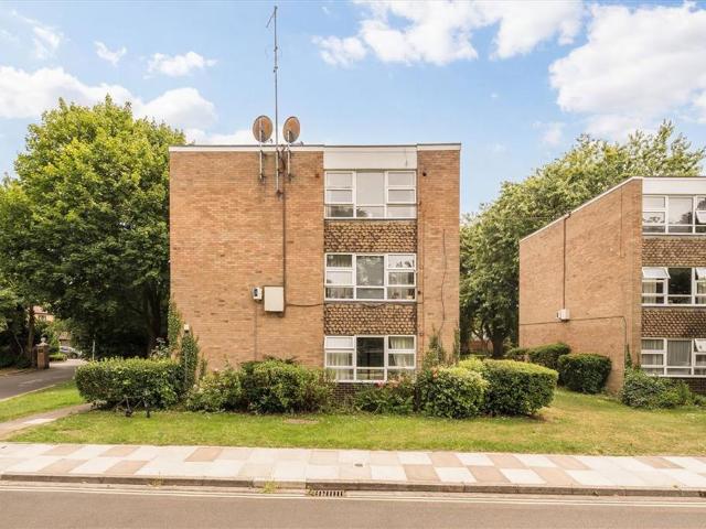 Bucklands Road, Teddington TW11 2 bed flat to rent £2,000 pcm £462 pw