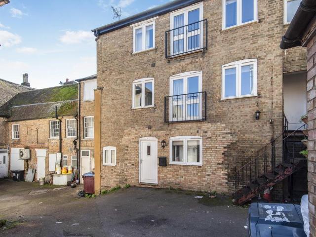 Bucklersbury, Hitchin, Hertfordshire. 2 bed house to rent £1,500 pcm £346 pw