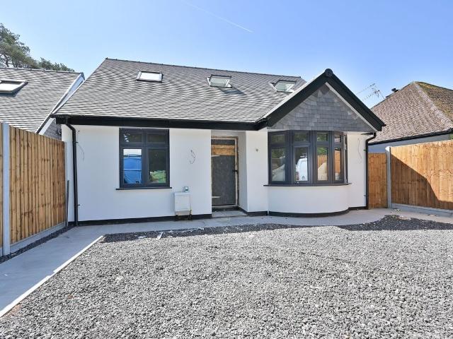 Bucknalls Lane WD25, Watford, Garston, 4 bed bungalow to rent, £3,200 pcm | PrimeLocation