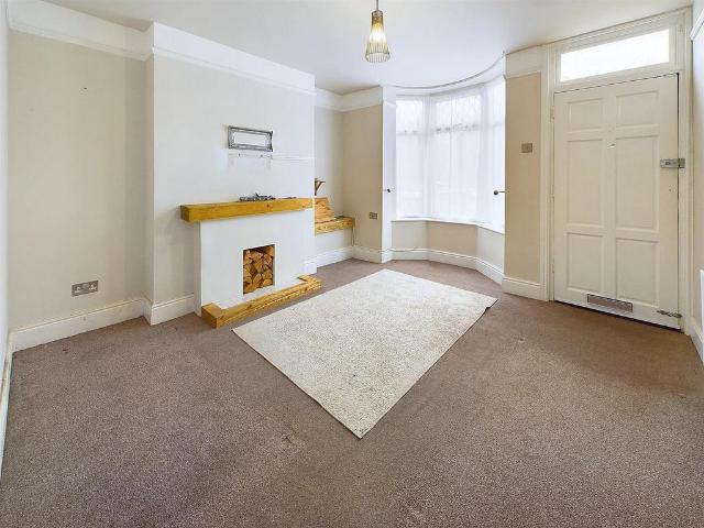 Bucks Hill, Nuneaton CV10 3 bed terraced house to rent £1,100 pcm £254 pw