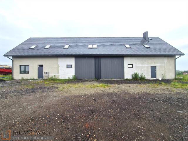 Na sprzedaż przestronny budynek usługowy 507 m² z garażem w Cianowicach