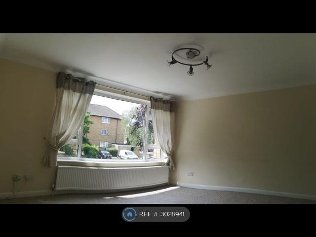 Budebury Road, Staines Upon Thames TW18, 2 bed flat to rent, £1,500 pcm | PrimeLocation