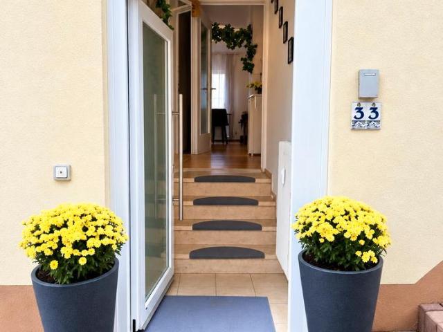 Budenheim Freistehender Bungalow mit Pool, Sauna & Garage
