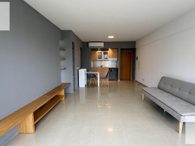 Buen departamento con amplia vista al verde