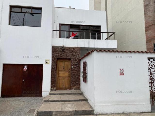 Buena Casa con techos altos, está totalmente para remodelar, muy bien ubicada