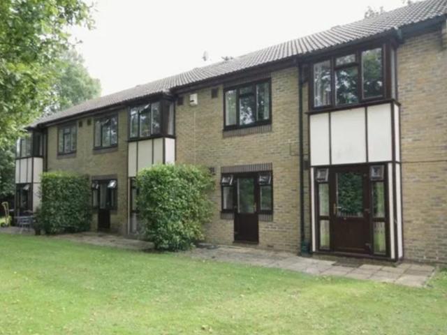 Buffers Lane, Leatherhead 2 bed apartment to rent £1,825 pcm £421 pw