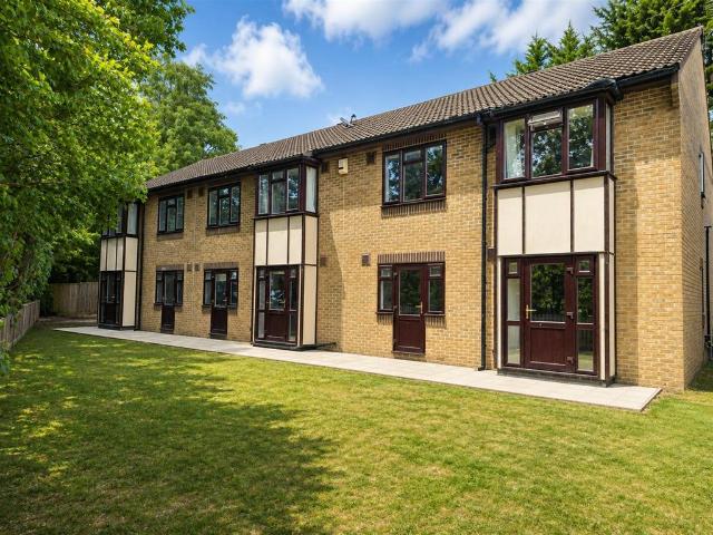 Buffers Lane, Leatherhead 2 bed flat to rent £1,845 pcm £426 pw
