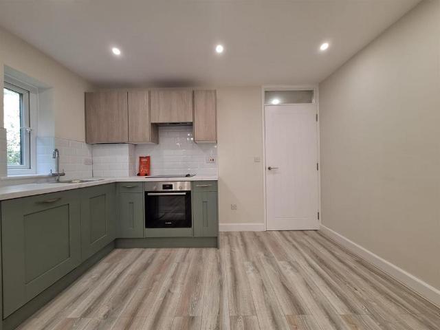 Buffers Lane, Leatherhead 2 bed flat to rent £1,845 pcm £426 pw