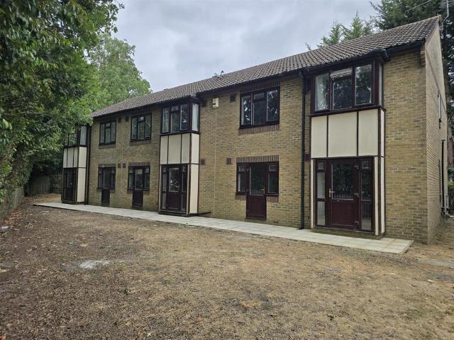 Buffers Lane, Leatherhead 2 bed flat to rent £1,845 pcm £426 pw