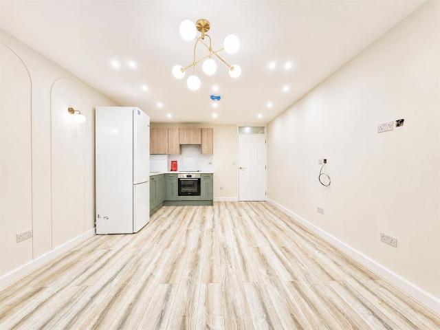 Buffers Lane, Leatherhead KT22, 2 bed flat to rent, £1,750 pcm | PrimeLocation