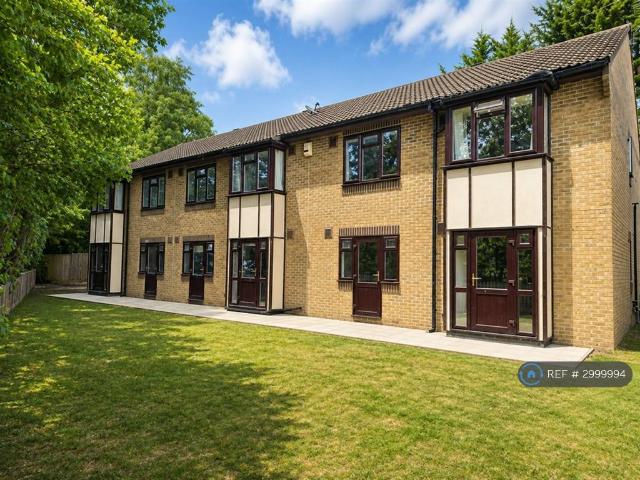 Buffers Lane, Leatherhead, KT22 2 bed flat to rent £1,750 pcm £404 pw