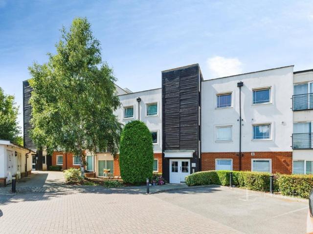 Buffers Lane, Leatherhead, Surrey, KT22 2 bed flat to rent £1,650 pcm £381 pw