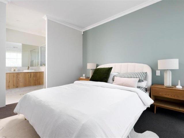 Build your dream home and enjoy a relaxed lifestyle by the river