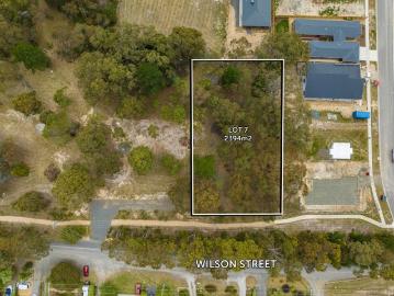 Build your dream home in a tranquil environment, only minutes from town