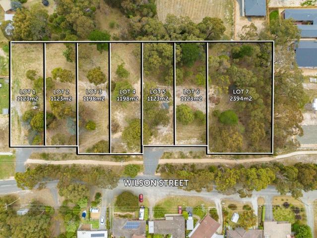 Build your dream home in a tranquil environment, only minutes from town