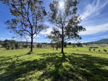 CLOSE TO TOWN WITH VIEWS