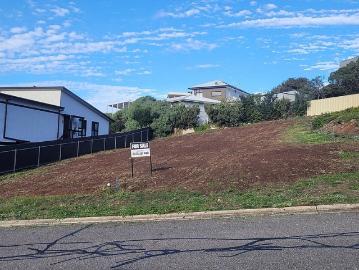 Build your perfect home on this lovely piece of elevated land, close to the water's edge