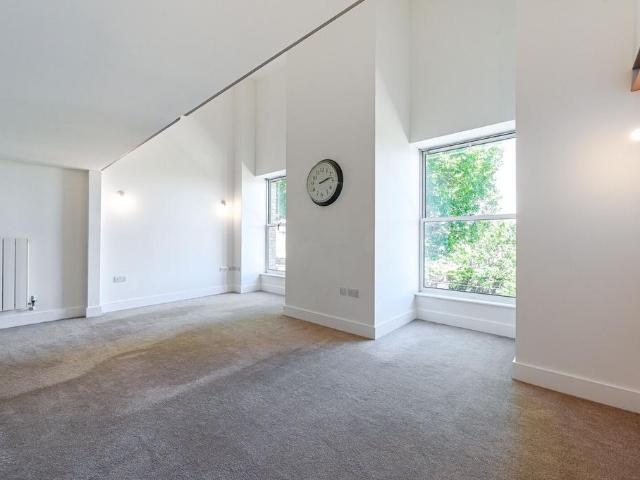 Building 22, Woolwich Riverside. 3 bed flat to rent £2,565 pcm £592 pw