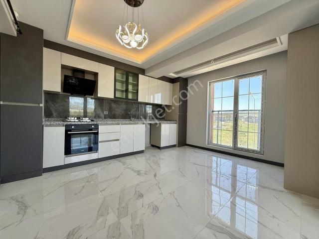 Bulvar Üzeri E.banyo g.odalı Emsalsiz Geniş 3+1 Sıfır Köşe Daire