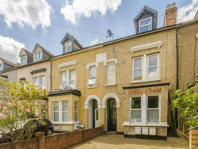 Bulwer Road, Leytonstone, Upper. 2 bed flat to rent £2,250 pcm £519 pw