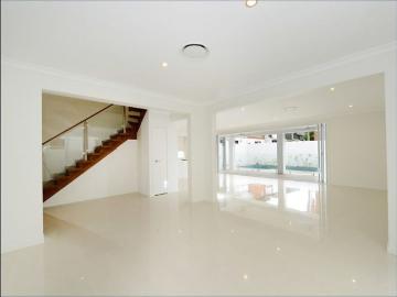 Bulimba Family Haven: Spacious 4 Bed Home with Pool & Entertainment Spaces