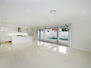 Bulimba Family Haven: Spacious 4 Bed Home with Pool & Entertainment Spaces