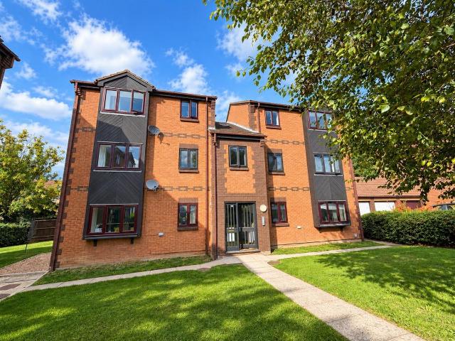 Bull Close, Grays RM16, 2 bed flat to rent, £1,300 pcm | PrimeLocation