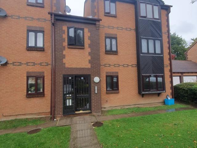 Bull Close, Grays RM16, 2 bed flat to rent, £1,300 pcm | PrimeLocation