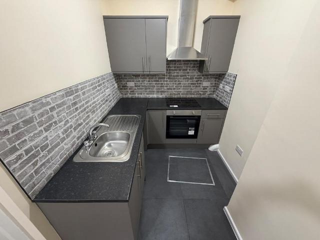 Bull Street, WEDNESBURY 2 bed flat to rent £800 pcm £185 pw
