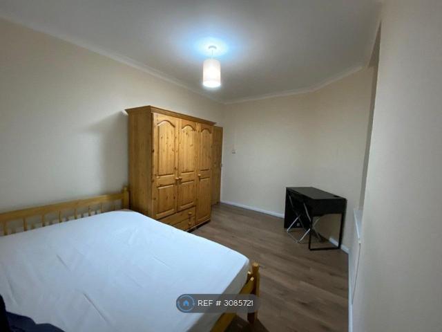 Bullen House, London E1, 3 bed flat to rent, £3,200 pcm | PrimeLocation