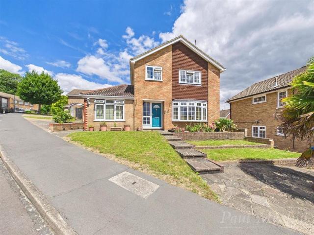 Bullfinch Road, South Croydon 4 bed detached house to rent £2,750 pcm £635 pw