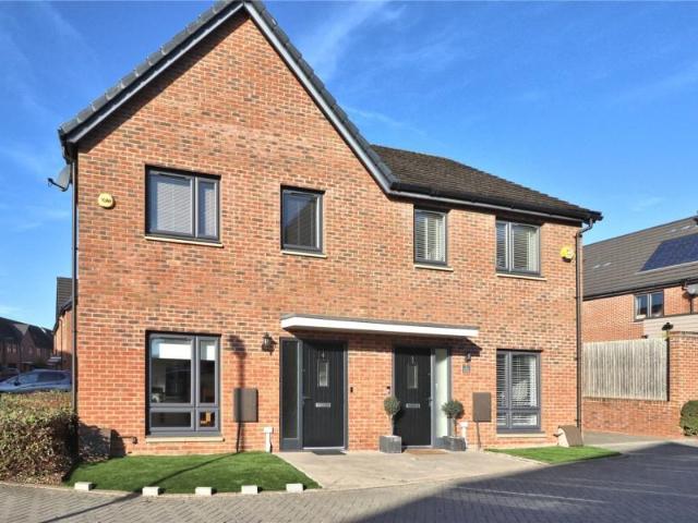Bullock Crescent, Woking GU22 3 bed semi detached house to rent £2,250 pcm £519 pw