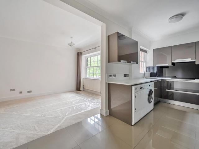 Bulstrode Court Gerrards Cross SL9 2 bed flat to rent £1,950 pcm £450 pw