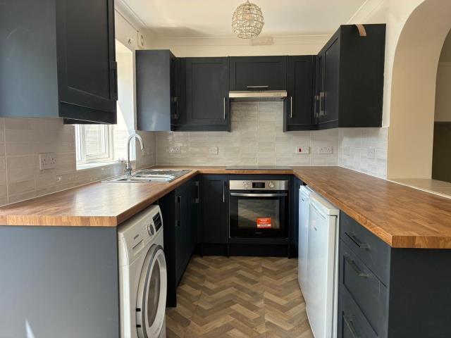 Burwell Close, Witney, OX28 2 bed terraced house to rent £1,450 pcm £335 pw
