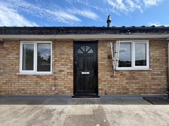 Burwell Drive, Witney OX28 2 bed apartment to rent £1,175 pcm £271 pw
