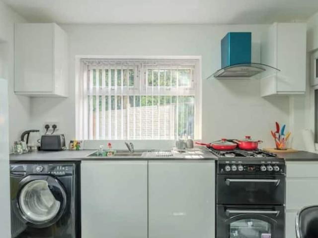 Bury, M25 9PF, United Kingdom | 4 bed house for rent #154351017 | Rentberry