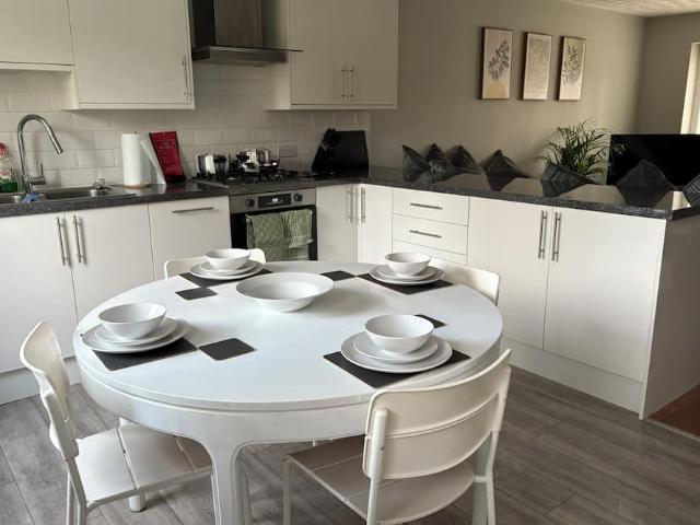 Bury, M25 9WR, United Kingdom | 3 bed house for rent #165878123 | Rentberry