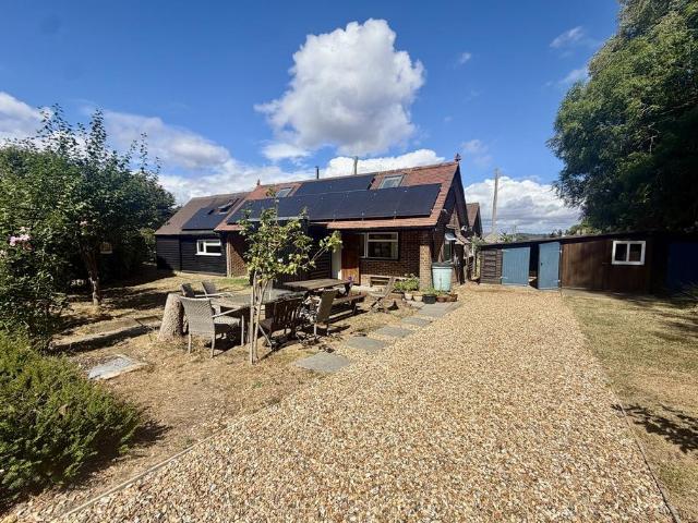 Bury Common, Bury, Pulborough, RH20 3 bed detached bungalow to rent £2,000 pcm £462 pw