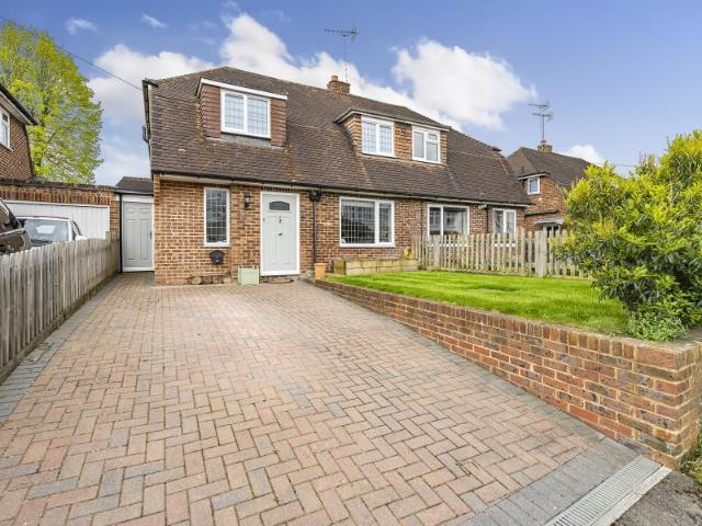 Bury Lane, Woking GU21 4 bed semi detached house to rent £2,850 pcm £658 pw