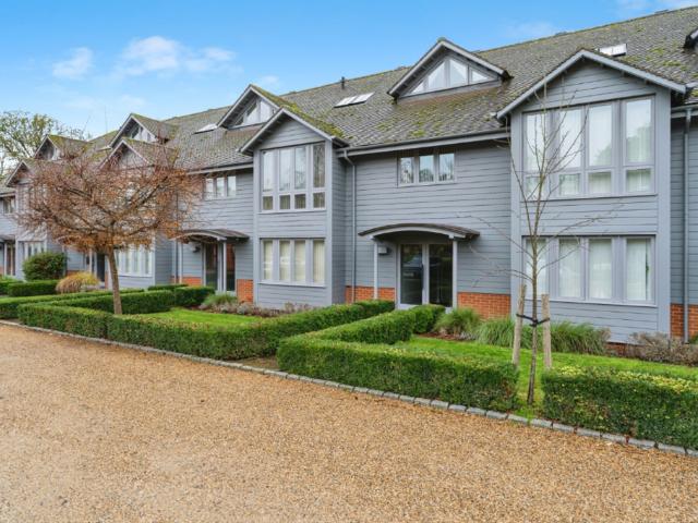 Bury St. Edmunds, IP28 3 bed flat to rent £1,450 pcm £335 pw